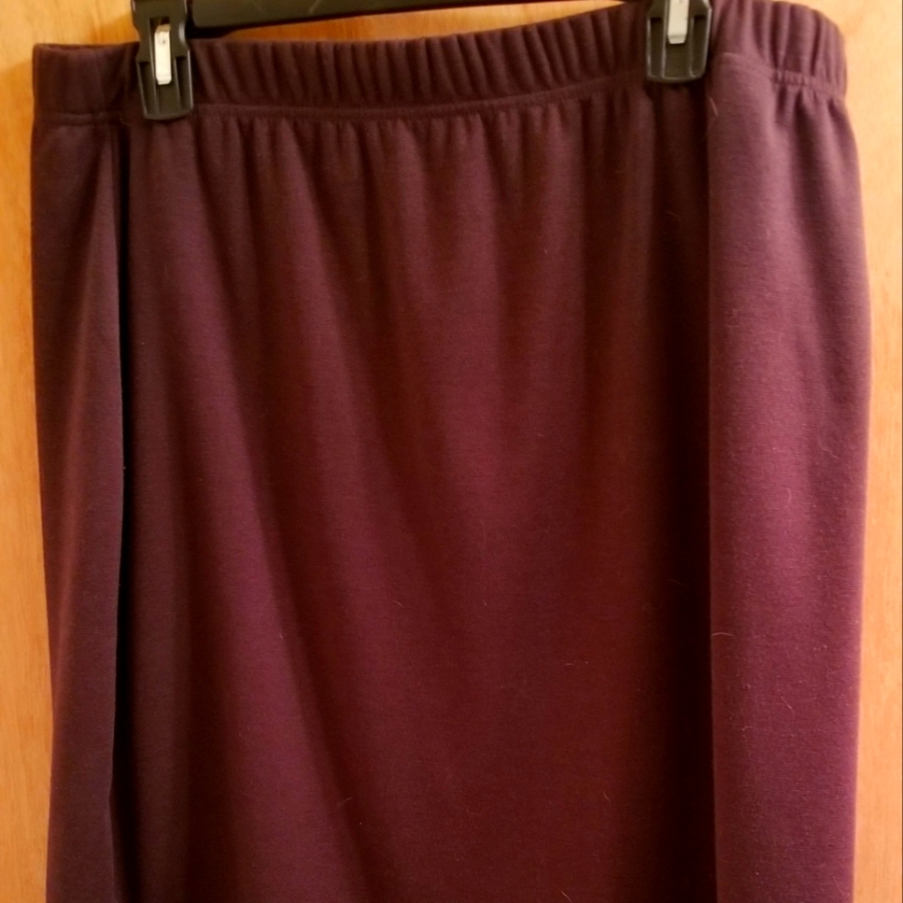 Elastic waist skirt.